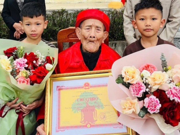 Cụ ông 112 tuổi có 29 cháu, 73 chắt và 4 chút tự chống gậy đi dự lễ mừng thọ