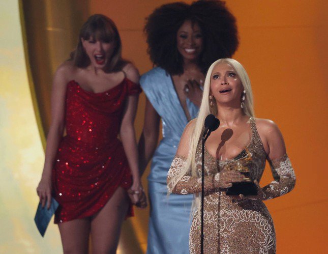 Taylor Swift trắng tay năm nay, xuất hiện tại Grammy trao giải cho Beyoncé.