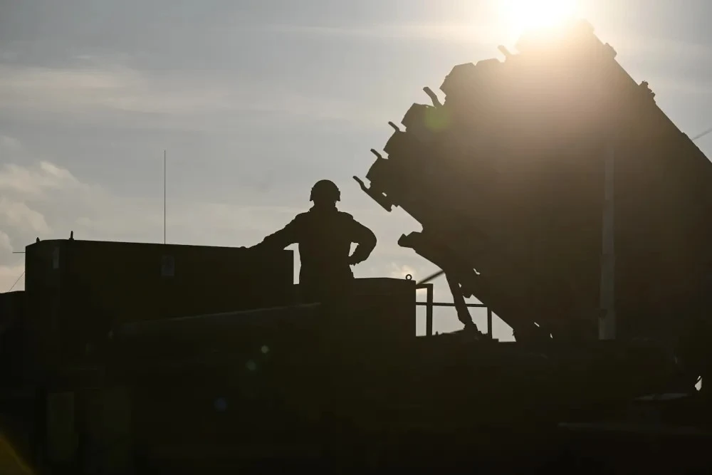 Một binh sĩ Đức đứng cạnh hệ thống tên lửa đất đối không (SAM) MIM-104 Patriot do Mỹ sản xuất ngày 23-1. Ảnh: GETTY IMAGES