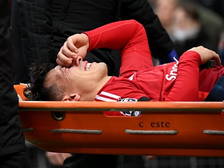 MU đứt mạch thắng: Martinez bật khóc rời sân bằng cáng, HLV Amorim báo tin xấu