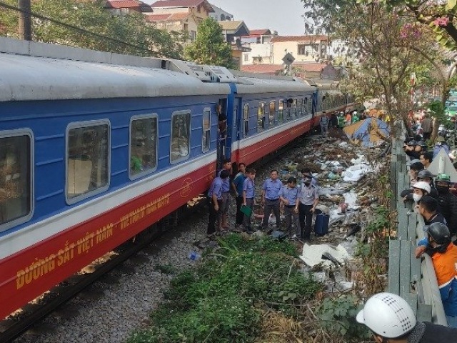 Va chạm với tàu hỏa ở Hà Nội, người điều khiển xe máy tử vong
