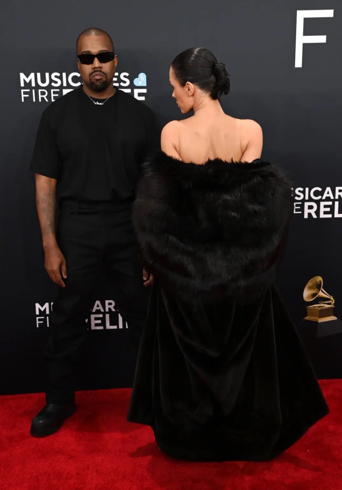Bianca Censori trước khi cởi đồ trên thảm đỏ Grammy. Ảnh: Wire