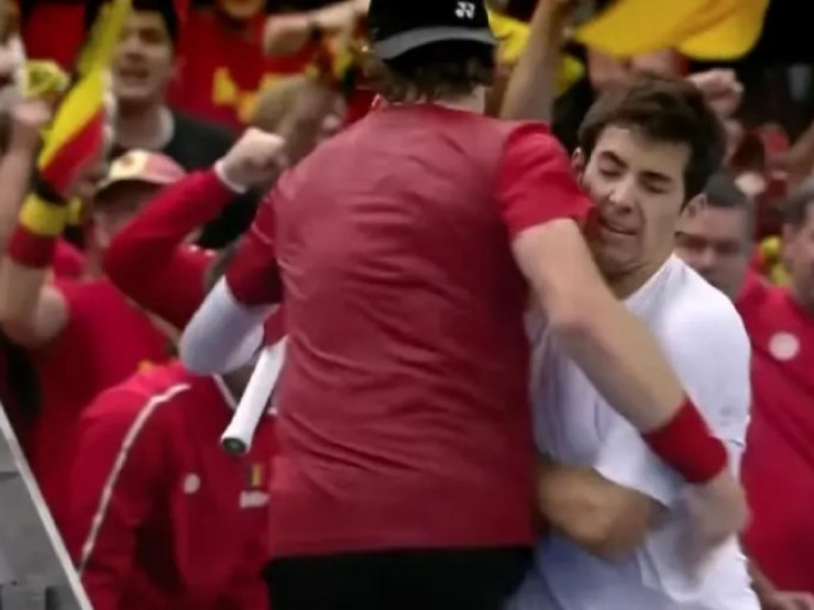 Hỗn loạn “Zidane tennis“ húc vai khiến đối thủ phải bỏ cuộc vì đau đớn