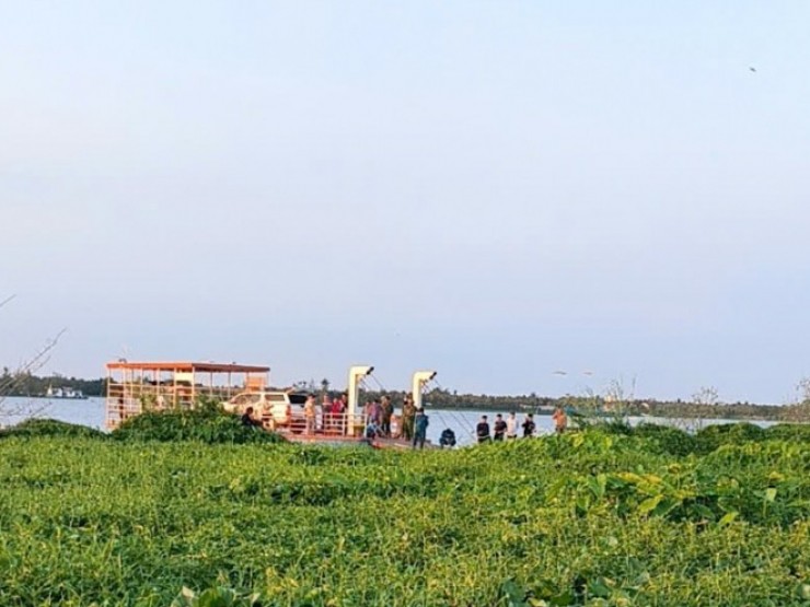 Bơi ngang cống nước, 3 thanh niên bị hút vào, mất tích