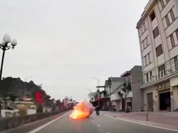 Thót tim cảnh xe máy lao vào dải phân cách khiến chùm bóng bay phía sau bốc cháy dữ dội