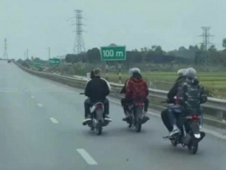 Phạt hơn 121 triệu đồng nhóm thanh thiếu niên tháo biển xe máy chạy vào cao tốc