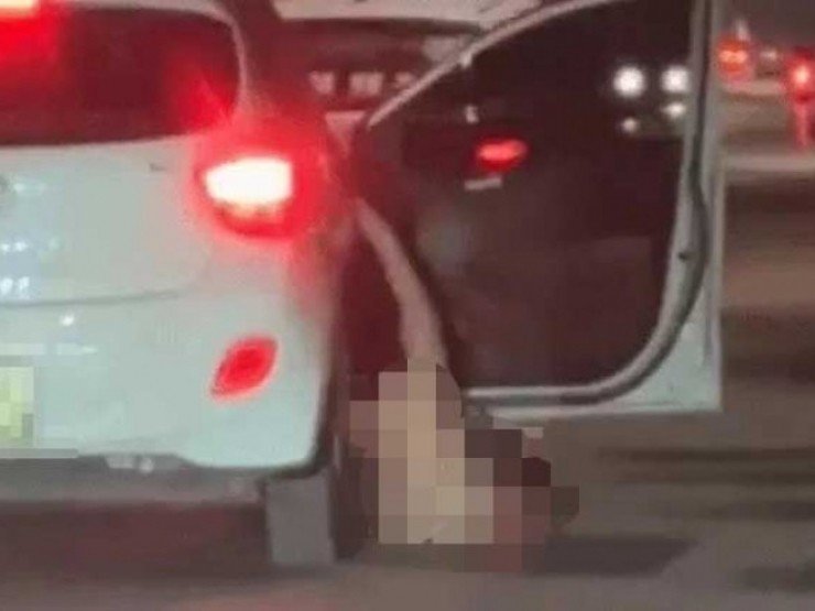 Xôn xao clip cô gái không mặc đồ rơi từ ô tô xuống đường