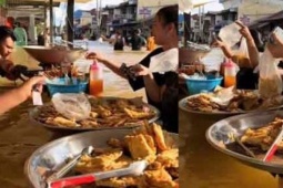 Bạn trẻ - Cuộc sống - Nước ngập tới ngực nhưng quán ăn này vẫn nườm nượp khách