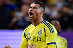 Rực rỡ Ronaldo chào tuổi 40 bằng cú đúp, muốn dạy Mbappe cách làm tiền đạo