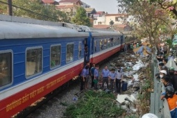 Tin tức trong ngày - Va chạm với tàu hỏa ở Hà Nội, người điều khiển xe máy tử vong