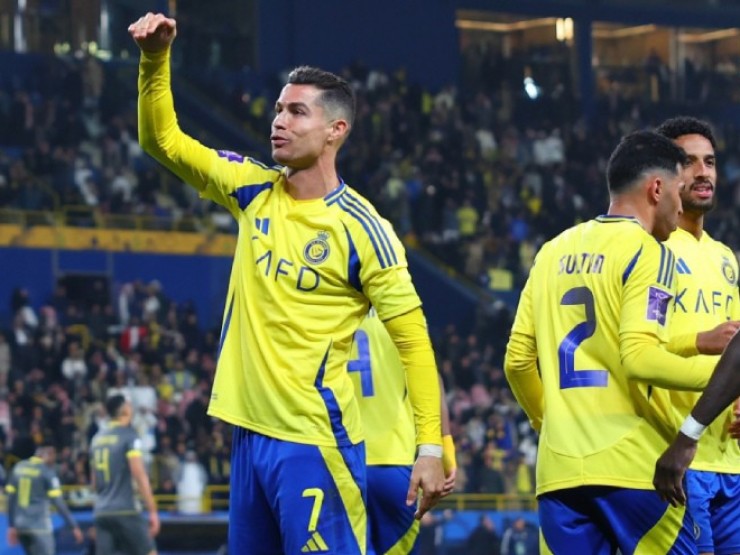 Ronaldo ăn mừng kiểu mới, tuyên bố “tôi là cầu thủ vĩ đại nhất lịch sử, chấm hết“