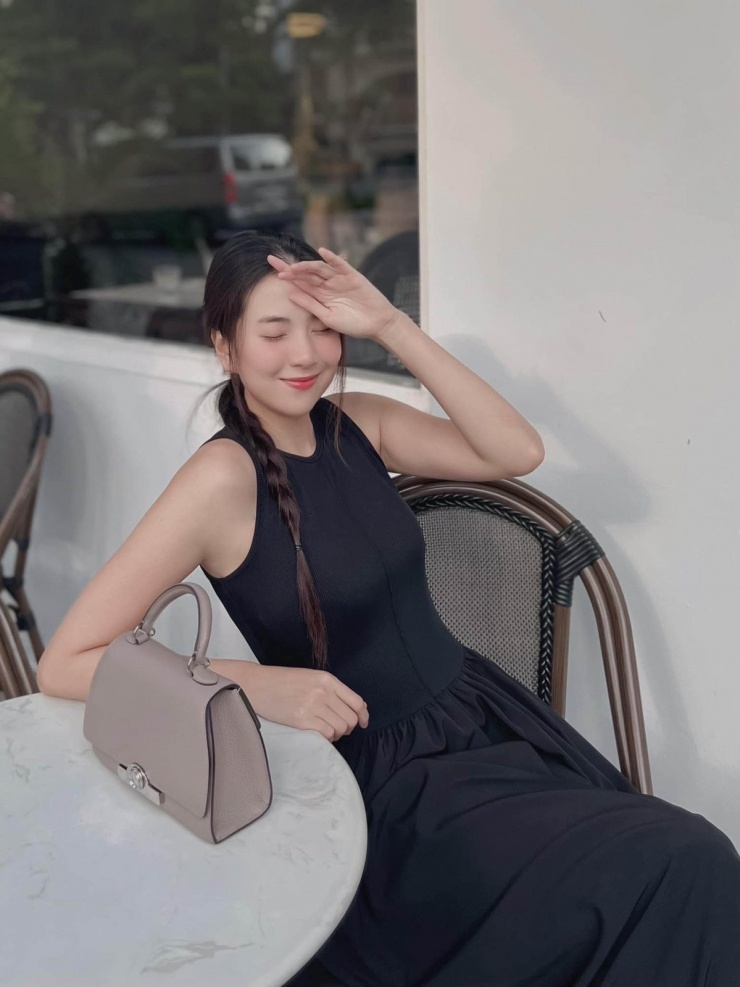 Với Moynat - một trong những nhà sản xuất đồ da lâu đời nhất nước Pháp, Mai Ngọc chọn dòng Rejane giá khoảng 4.500 USD (gần 114 triệu đồng).