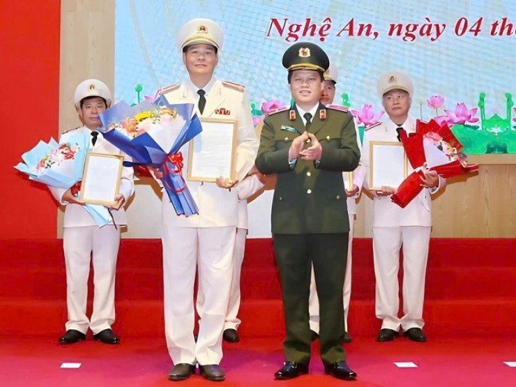 4 đại tá và 1 thượng tá công an ở Nghệ An xin nghỉ hưu trước tuổi