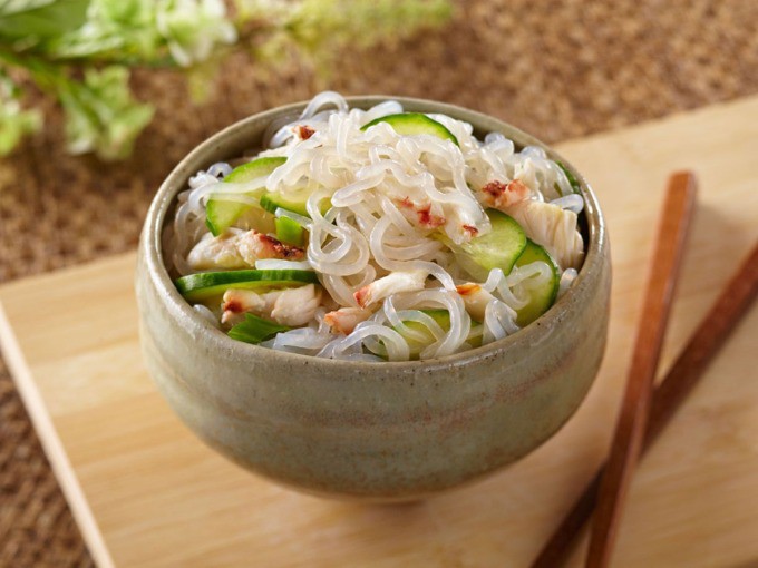 Bún nưa trộn cùng các loại rau, tôm hoặc ức gà là bữa tối lý tưởng để giảm cân mà không lo đói bụng.