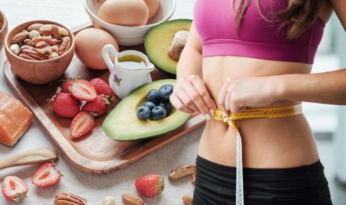 Giảm lượng carb trong chế độ ăn giúp tạo ra sự thâm hụt calo, đồng thời thúc đẩy cơ thể đốt cháy chất béo dự trữ làm năng lượng.