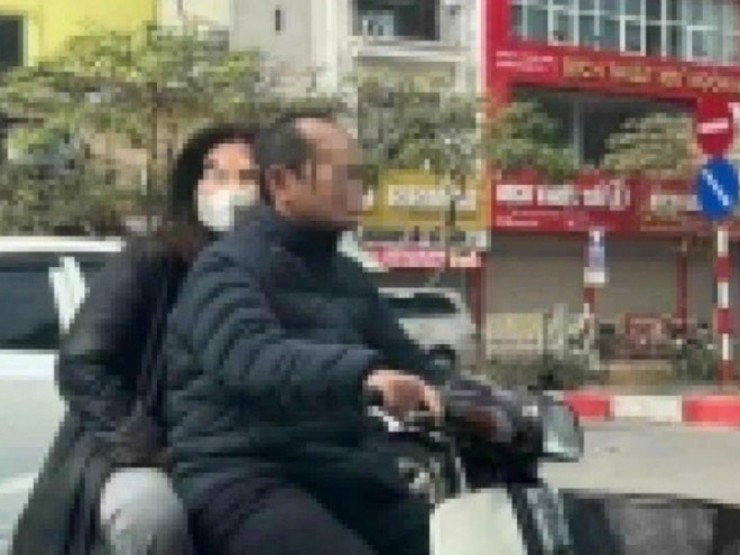 Công an quận Đống Đa xử lý cán bộ không đội mũ bảo hiểm khi tham gia giao thông