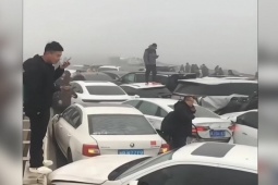 Clip: Khoảnh khắc kinh hoàng với hàng trăm xe ô tô đâm nhau trên cao tốc