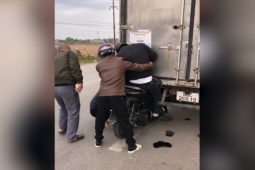 Clip: Nghẹt thở pha giải cứu thanh niên đi xe máy mắc kẹt vào đuôi ô tô tải