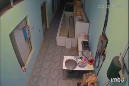 Tin tức trong ngày - Giật mình khoảnh khắc bé trai ở Thanh Hóa rơi xuống từ nóc nhà