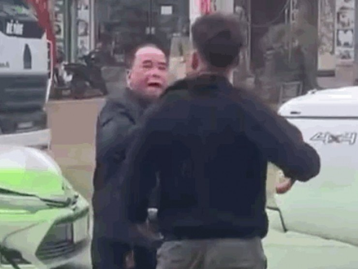 Khởi tố vụ cán bộ trung tâm phát triển quỹ đất hành hung tài xế do va chạm giao thông