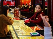 Kinh doanh - Giá vàng cao kỷ lục, người lãi tiền tỷ, người “đu đỉnh” từ năm ngoái vẫn lỗ nặng