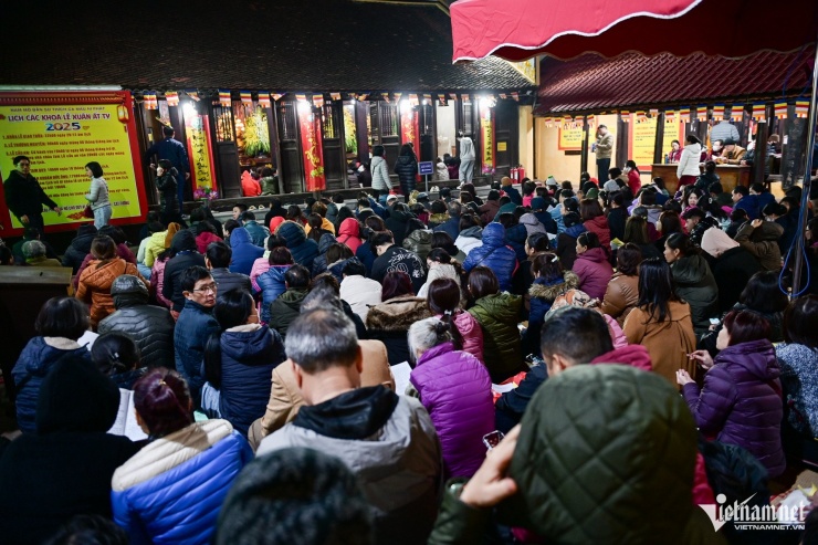 Người dân Hà Nội đi vái vọng, cầu an đầu năm - 3