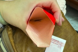 Bạn trẻ - Cuộc sống - Họ hàng lì xì, người phụ nữ hoảng hốt khi thấy vật này bên trong