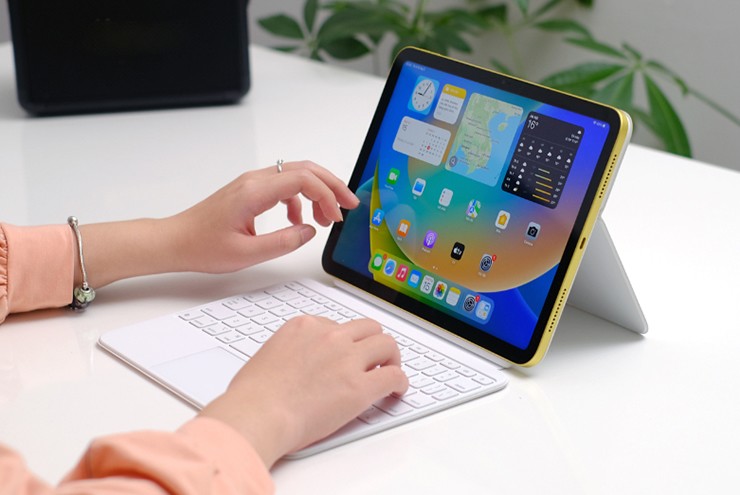 Sự kết hợp với Magic Keyboard Folio giúp iPad 10 có thể trở thành máy tính khi cần.