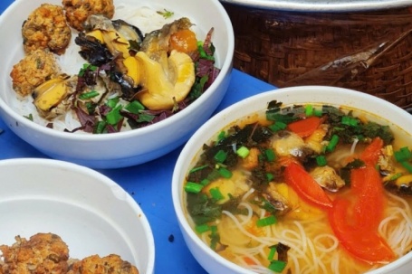 Hai hàng bún ốc 'huyền thoại' giải ngán sau Tết ở Hà Nội
