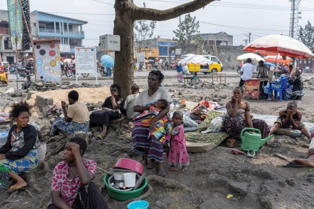 Dân thường phải sơ tán do giao tranh giữa quân đội Congo và quân nổi dậy M23 ở Goma. Ảnh: Reuters