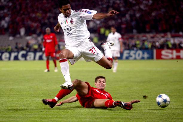 Gerrard đá hậu vệ phải và tung cú truy cản với Serginho của AC Milan