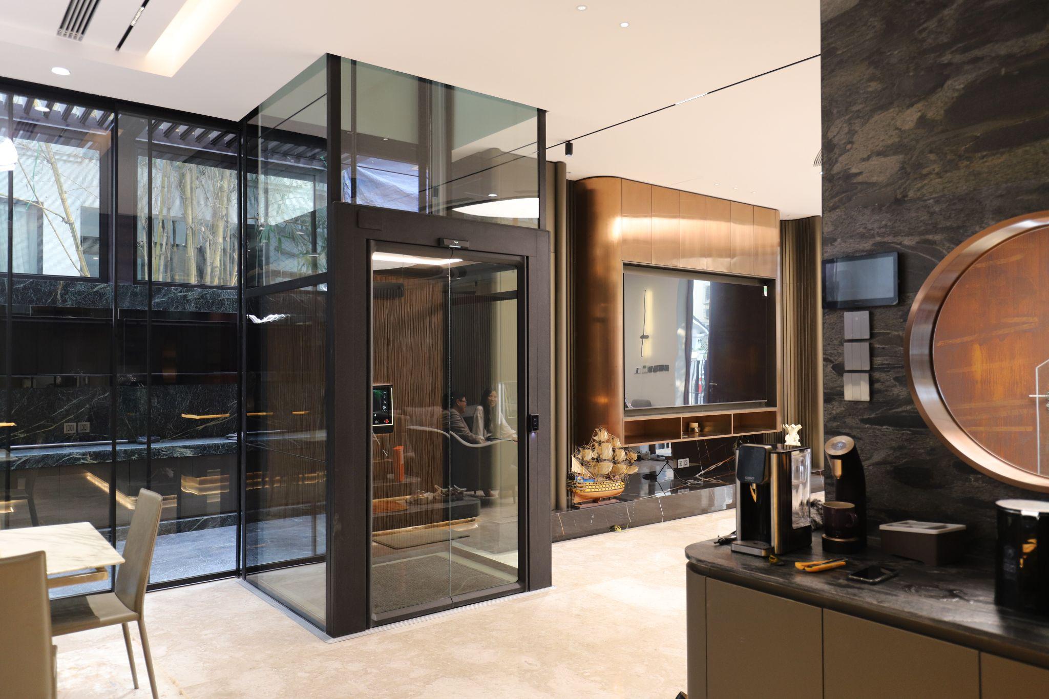 Hình ảnh thang máy Antera Lifts Z90 của thương hiệu Kalea được gia chủ tin tưởng lựa chọn lắp đặt tại căn biệt thự cao cấp ở Hà Nội