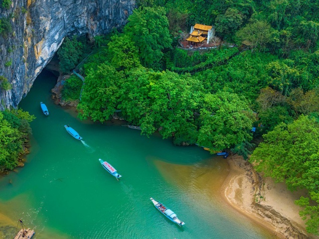 Trải nghiệm đi thuyền 10 km ngắm kỳ quan đệ nhất động Phong Nha, Tiên Sơn