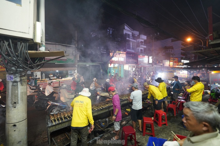 Xuyên đêm ở "thủ phủ" cá lóc nướng ngày vía Thần tài - 1