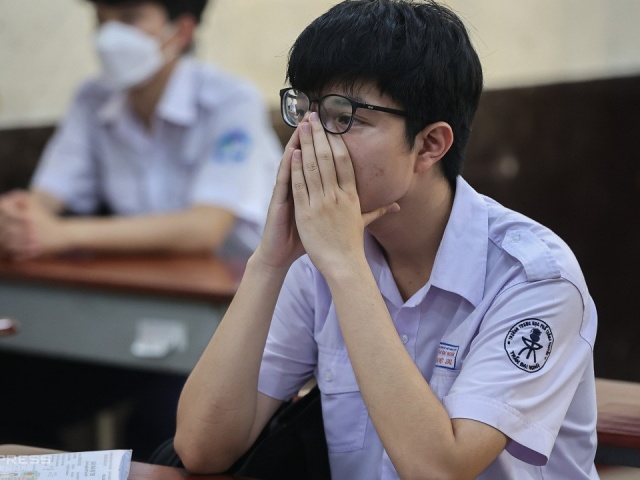 Học trò cuối cấp lo lắng vì thầy cô dừng dạy thêm