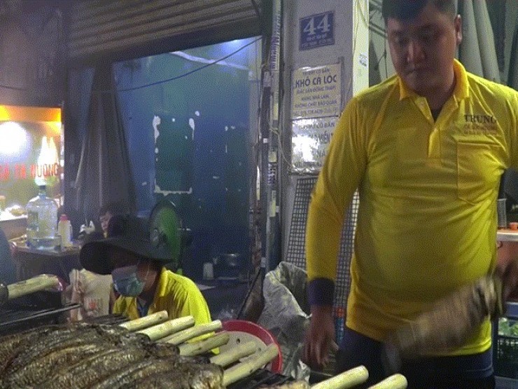 VIDEO: Cá lóc nướng cúng ngày vía Thần Tài giảm giá nhưng vẫn ế