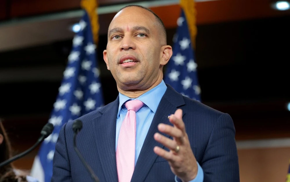 Lãnh đạo phe thiểu số tại Hạ viện Mỹ Hakeem Jeffries trong cuộc họp báo hôm 6-2. Ảnh: GETTY IMAGES