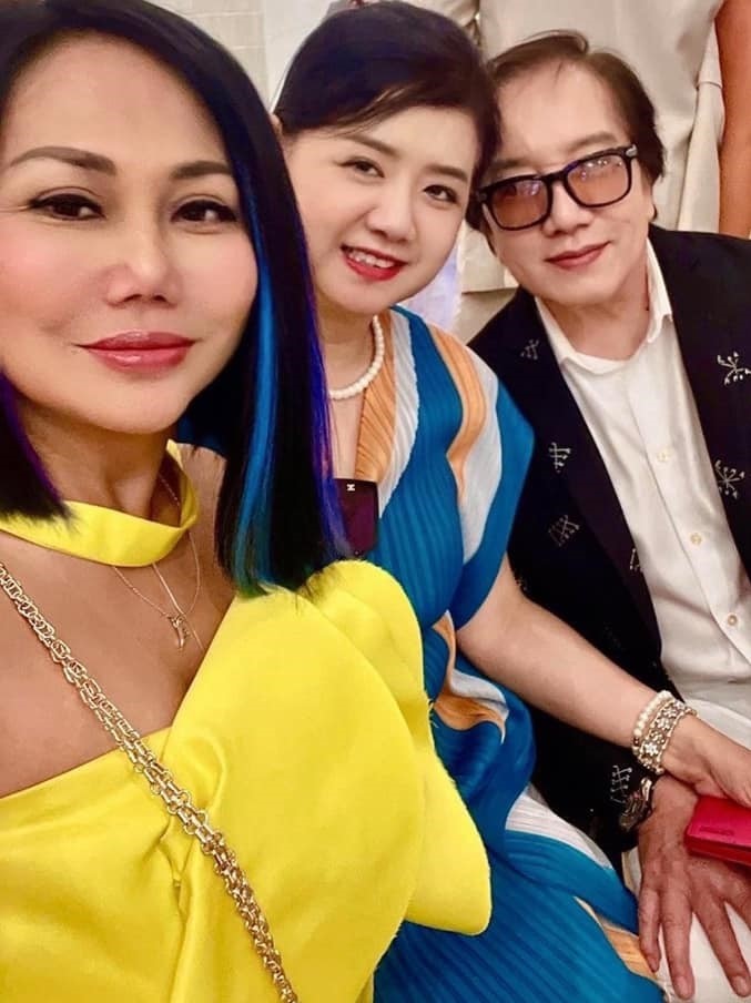 Ca sĩ Lynda Trang Đài (bìa trái) bên vợ chồng Elvis Phương.