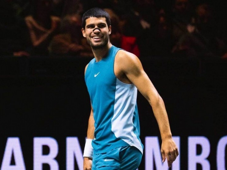 Alcaraz chơi tennis đầy hoa mỹ, hóa thân thành Ronaldinho của quần vợt