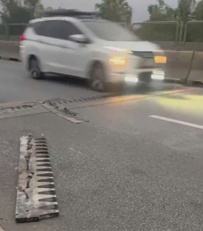 Khe co giãn cao tốc Bắc Nam tại xã Trung Chính, huyện Nông Cống bị bật tung, lộ ra nhiều đinh. Ảnh: NVCC