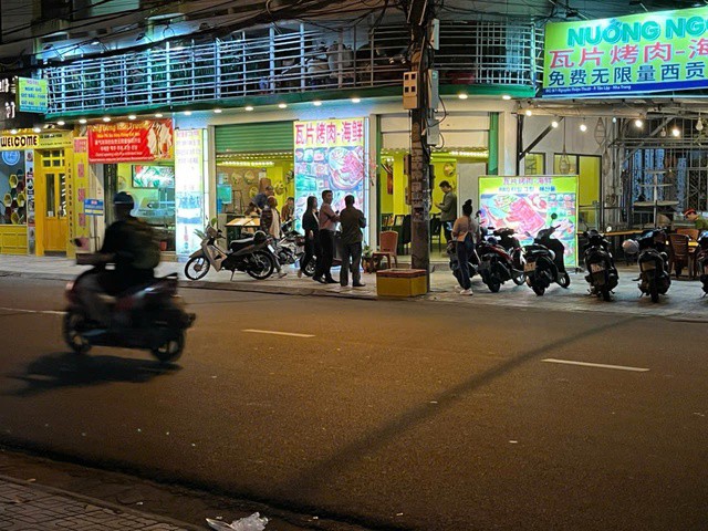 Các biển hiệu của quán ăn do ông Hồ Văn Tâm làm chủ sử dụng tiếng nước ngoài