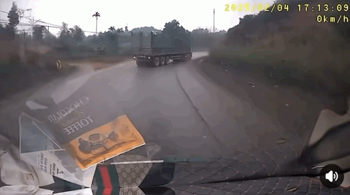 VIDEO: Tài xế xe đầu kéo có hành vi gây nguy hiểm cho đoàn xe ưu tiên - 2