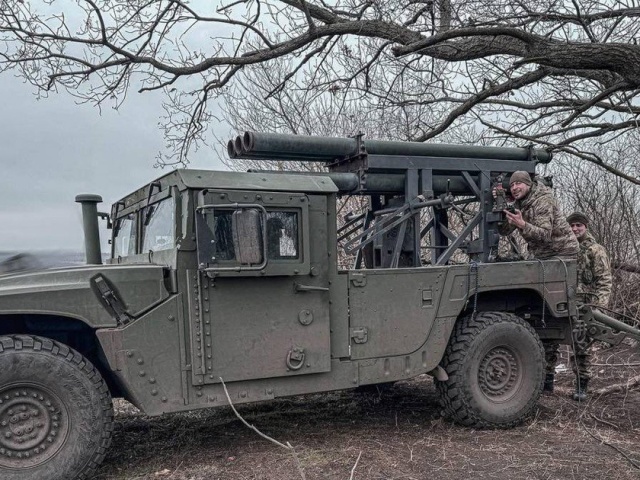 Cách Ukraine độ chế “quái thú Humvee’ của Mỹ thành hệ thống pháo phóng loạt