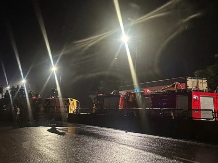 Lật ôtô khách ở Phú Yên, ba người chết