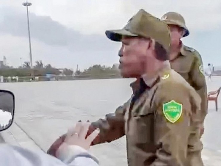 Bảo vệ chửi bới du khách tại tháp Nghinh Phong bị cho ngưng công tác