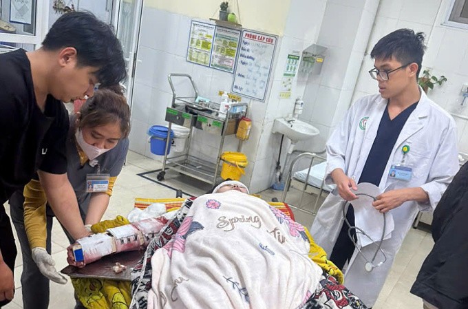 Một hành khách trên ôtô bị nạn đang được điều trị tại Bệnh viện Đa khoa Bình Định. Ảnh:&nbsp;Quốc Đạt