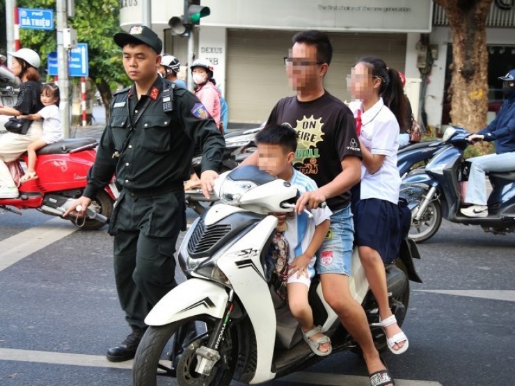 Chở trẻ em trên 6 tuổi ngồi trước xe máy sẽ bị xử phạt đến 10 triệu đồng