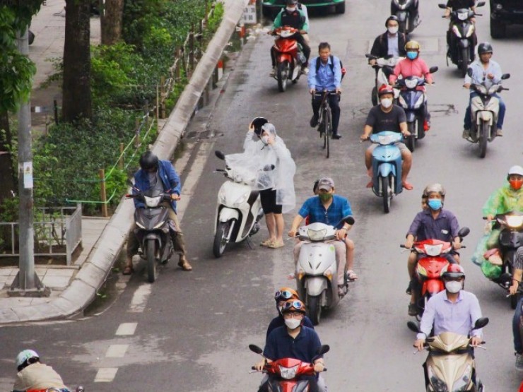 Dừng xe máy mặc áo mưa có thể bị phạt tới 14 triệu đồng