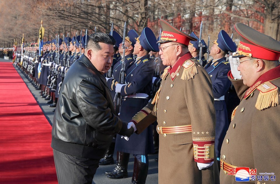 Ông Kim Jong Un bắt tay các quan chức quân đội trong chuyến thăm Bộ Quốc phòng ngày 8/2. Ảnh: Reuters