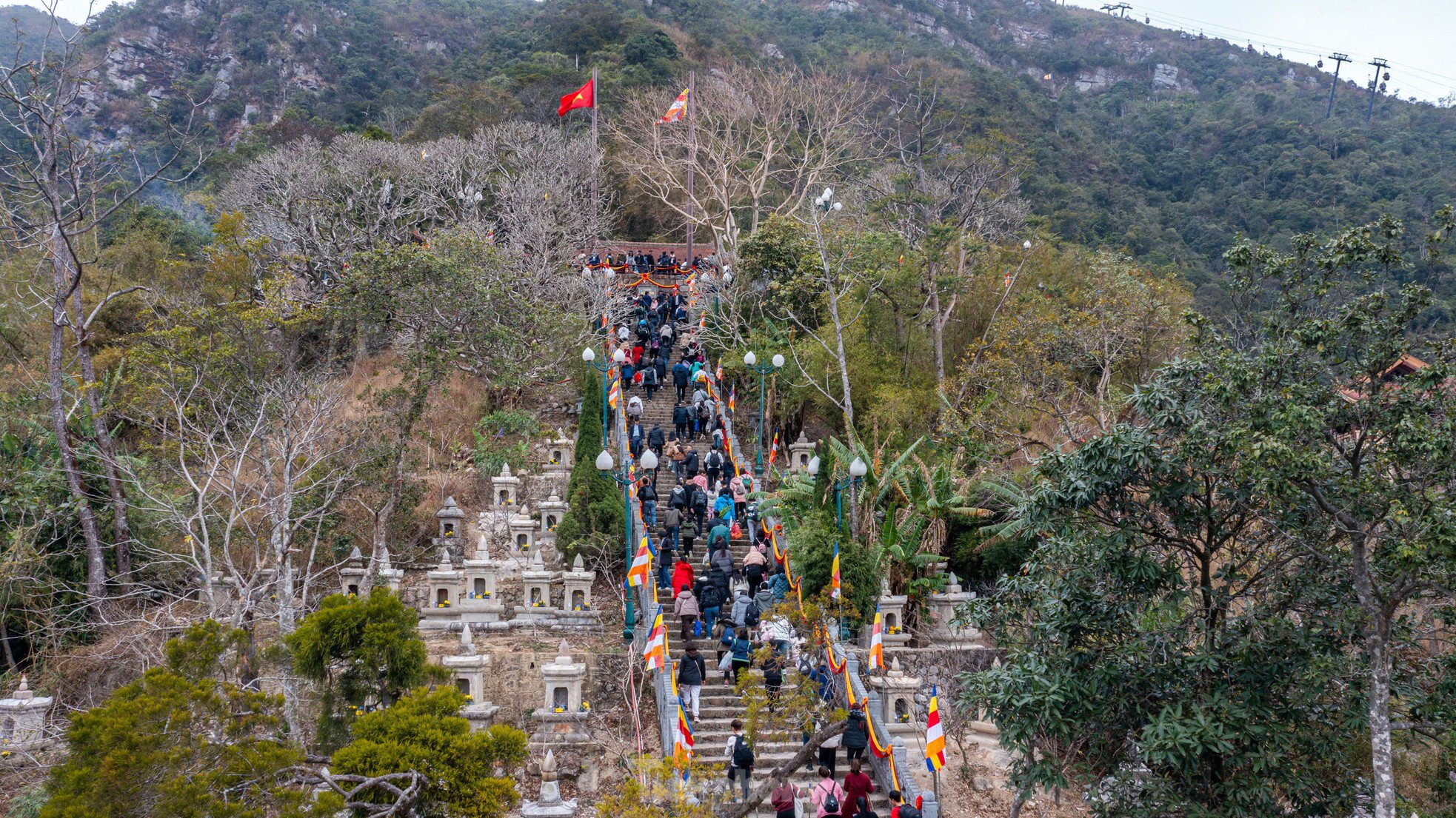 Hàng nghìn người leo bộ lên Yên Tử - 18